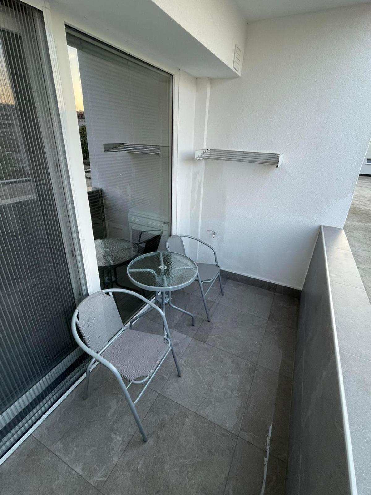 Leo Apartment