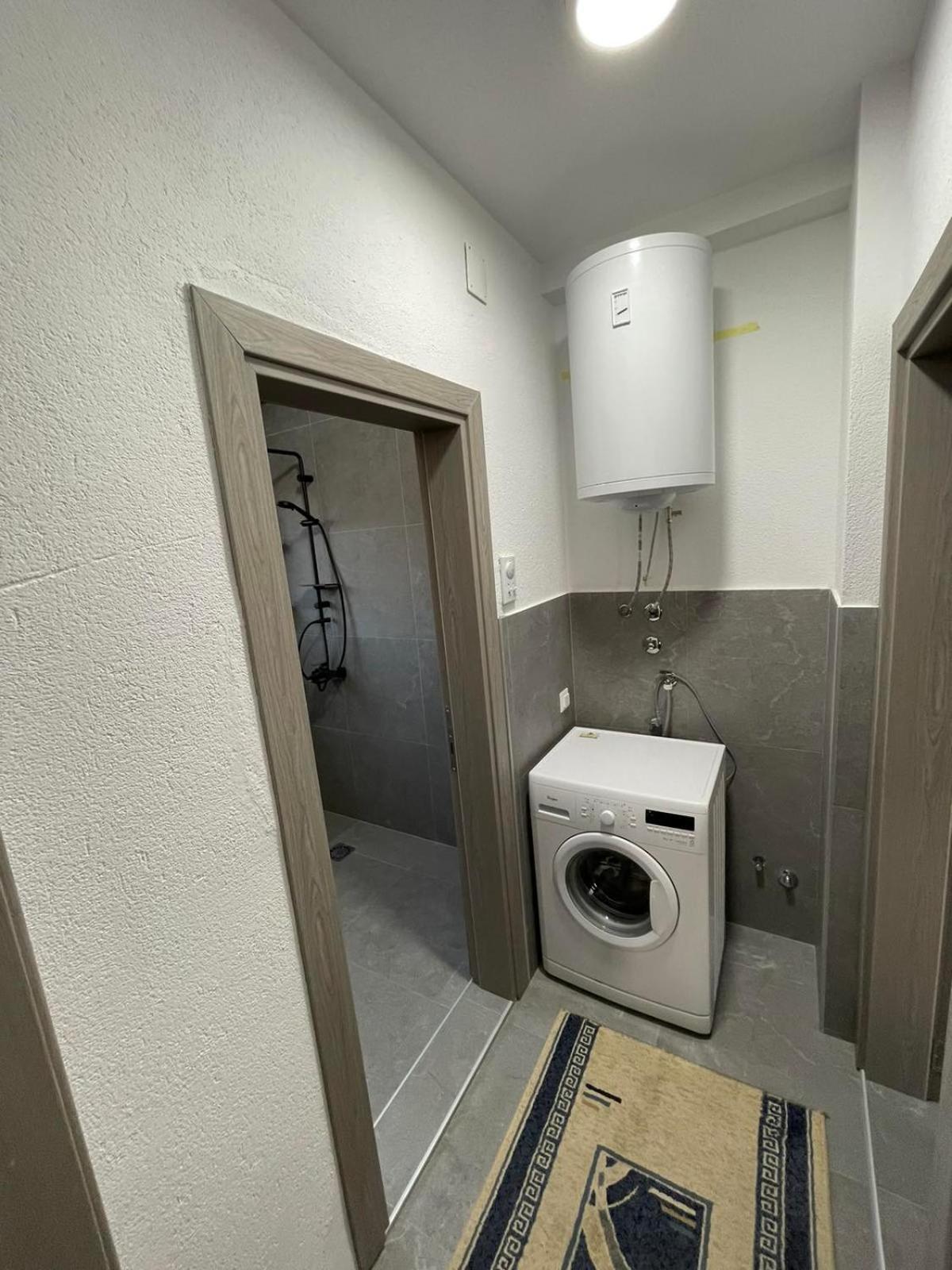 Leo Apartment